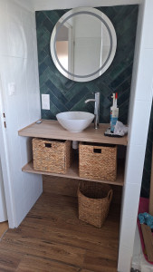 Photo de galerie - Salle de bain complète (receveur, colone de douche, paroi de douche, évacuations, carrelage, parquet, vasque, électricité...) 