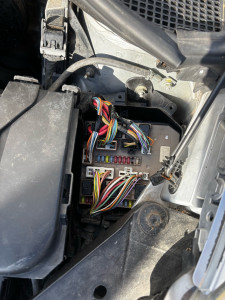 Photo de galerie - Boîtier de fusibles moteur – occasion