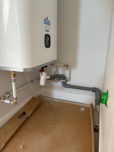 Photo de galerie - Installation complète de chauffe-eau avec mise en place des raccordements, groupe de sécurité et évacuation aux normes