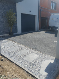 Photo de galerie - Pose de pavés pour entrée de garage 