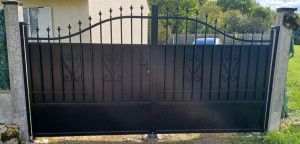 Photo de galerie - Portail battant en acier 