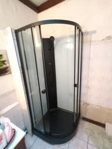 Photo de galerie - Installation cabine de douche avec modification de l'évacuation 
