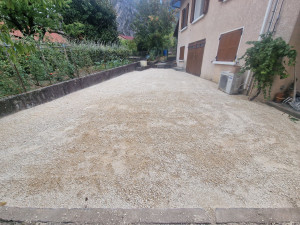 Photo de galerie - Repris de cour en calcaire + damer le calcaire fait a la main demande de la cliente . 