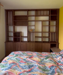 Photo de galerie - Fabrication et pose d’une bibliothèque sur mesures en noyer 