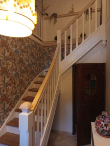 Photo de galerie - Résultats travaux de ponçage d'escalier, plus rambarde,et mise en peinture de deux couleurs différentes,plus pose de tapisserie sur le mur 
