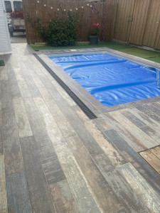 Photo de galerie - Terrasse carrelage et contour piscine 