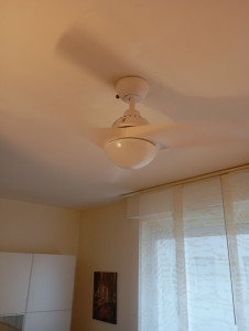 Photo de galerie - Montage d'un lustre ventilateur 