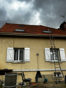 Photo de galerie - Décapage, traitement à l’hydrofuge d’Alep, 2010, réparation d’un faîtage pose de nouveaux closwar changement de Tuiles