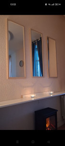 Photo de galerie - Pose des 3 miroirs, de l'étagère en dessous et de deux tringles à rideaux.