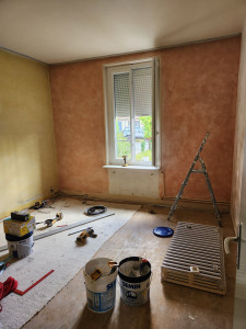 Photo de galerie - Pose parquet + peinture et papier peint (avant)