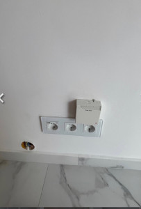 Photo de galerie - Prise électrique et  fibre optique 