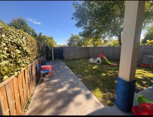 Photo de galerie - Entretien d'un jardin de crèche : tonte de pelouse et taille de haies pour un jardin sécurisé et propre