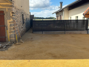 Photo de galerie - Réfection d’une cour et pose de clôture avec soubassements+occultants