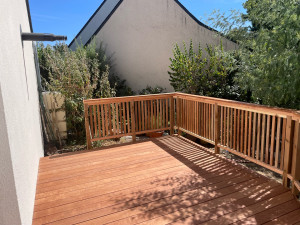 Photo de galerie - Terrasse en bois exotique sur pilotis avec garde sur mesure 