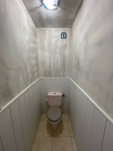 Photo de galerie - Lissage mur crépi toilettes