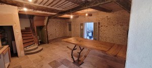 Photo de galerie - Rénovation totale d une maison de 1800 pose du travertin, decroutage des murs et jointement,reprise des caisses en re plâtrage pose d un ipn pour soutenir le plancher 