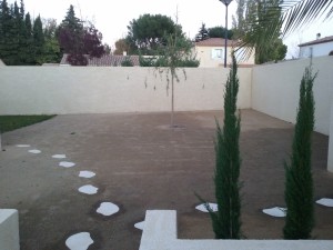 Photo de galerie - terrassement terre végétale avec pierre au sol et arbre