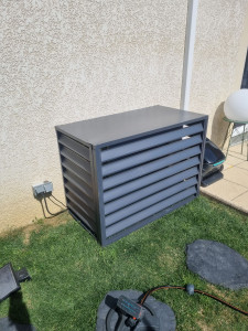 Photo de galerie - Installation d'un caisson aluminium de climatisation 