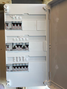 Photo de galerie - Après intervention, remplacement d’un tableau électrique triphasée et remise en normes 
