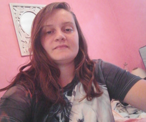 Photo de galerie - Une jeune femme qui n'aime pas les photos, manque de confiance en elle mais malgré tout essaye de s'aimer et de s'intégrer dans le monde du travail. 