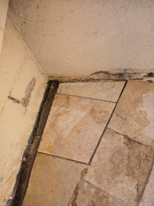 Photo de galerie - Petites  reparation  carrelage  pour accueillir garde corps. 