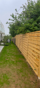 Photo de galerie - Réalisation de claustra bois, engazonnement, terrasse sur plot 