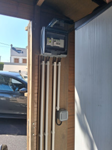 Photo de galerie - Installation d'un tableau déporté pour cabanon extérieur,  prise intérieur et extérieur et motorisation de portail .