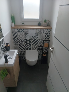 Photo de galerie - Pose sol  couleur taupe faïence blanche 60/30 et bâti support toilette 20/20 avec motif 