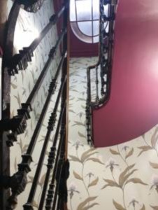 Photo de galerie - Préparation du support et installation du papier peint intissé sur un escalier 