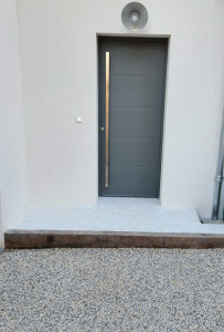 Photo de galerie - Aménagement extérieur - Réalisation d'un béton désactivé, pose de pavés et d'une traverse paysagère en chêne