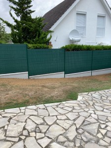 Photo de galerie - Pose de clôture en panneau rigide avec brise vue et lisse en béton de 50cm