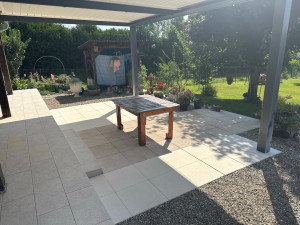 Photo de galerie - Réalisation d’un agrandissement de terrasse avec un travail soigné et durable. Préparation du terrain, mise en œuvre des différents éléments et finitions réalisées l’esthétique et parfaitement intégré à l’existant.