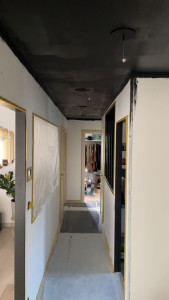 Photo de galerie - Peinture mur blanc plafond noir 