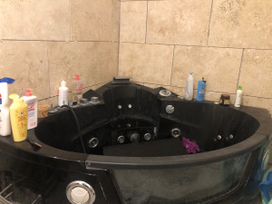 Photo de galerie - Une whirlpool 38 jets balnéothérapie, ozonotherapie, musique et une pose travertin murale 40/60