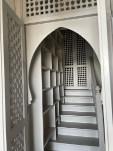 Photo de galerie - Mise en peinture décorative d un espace moucharabié et bibliothèque en bois à Villefranche sur Mer 