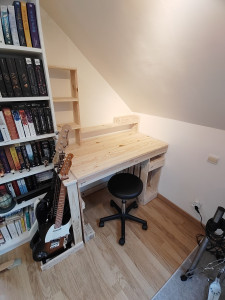 Photo de galerie - Réalisation d'un bureau en palette, ainsi qu'un support pour guitare. 