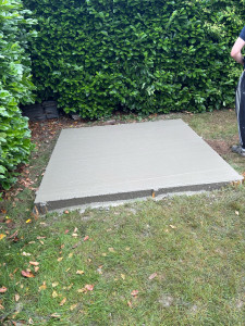 Photo de galerie - Réalisation d’une dalle en béton pour un abris de jardin 