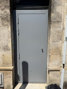 Photo de galerie - Pose d’une porte anti-squat après un incendie 