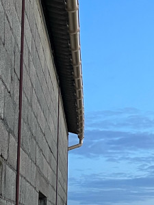 Photo de galerie - Installation de gouttière sur un bâtiment 