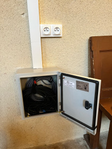 Photo de galerie - Installation d’un écran led avec passage HDMI câbles micros et prises murales 