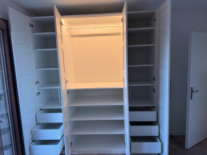 Photo de galerie - Dressing IKEA avec led, tiroirs et portes battantes 