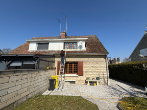 Photo de galerie - Application de produits anti mousse pour nettoyage toiture