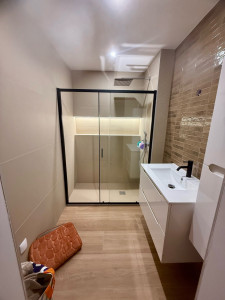 Photo de galerie - Réalisation complète de la salle de bain : pose du placo avec création de la niche murale, installation de la paroi de douche et pose des meubles de salle de bain.