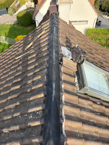 Photo de galerie - Après la dépose du faîtage et la pose du demi chevron et pose d’un closoir  ventilé