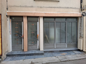 Photo de galerie - Pose d'un ensemble de menuiseries + coffrage devanture (CP hydrofuge).