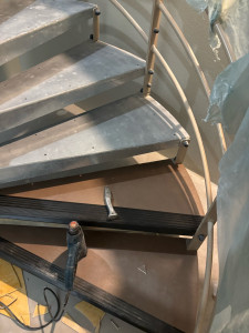 Photo de galerie - Poses du revêtement sur un escalier en métal 