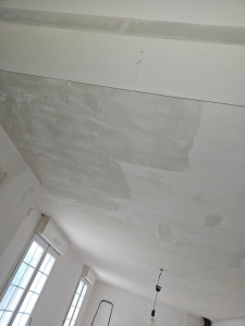 Photo de galerie - Enduit sur plafond, lissage à certain endroit et rebouchage des fissures 