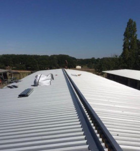 Photo de galerie - Rénovation complète d'une toiture : remplacement des taules.


