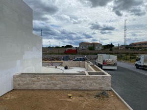 Photo de galerie - Réalisation jardinière en bancher et habillage en pierre de parement 
