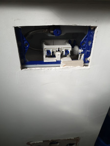 Photo de galerie - Diagnostic et intervention sur le bâti-support : démontage et contrôle du mécanisme de chasse d’eau.